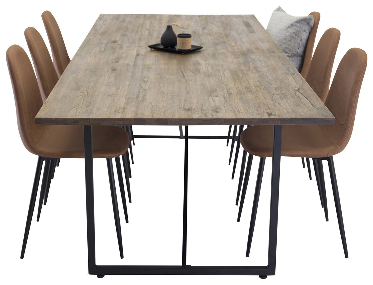 Rechteckiger Esstisch aus Teak mit Stahlgestell in Natur, daneben zwei gepolsterte Esszimmerstühle mit schwarzem Stahlgestell in Braun.