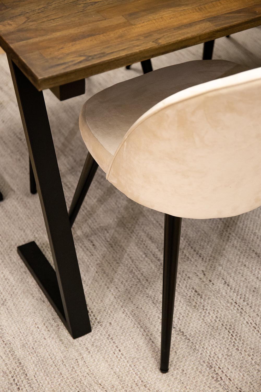Jakarta Esszimmerset + Velvet 200cm/6St. in Beige, Schwarz präsentiert im Onlineshop von KAQTU Design AG. Esszimmerset ist von Venture Home