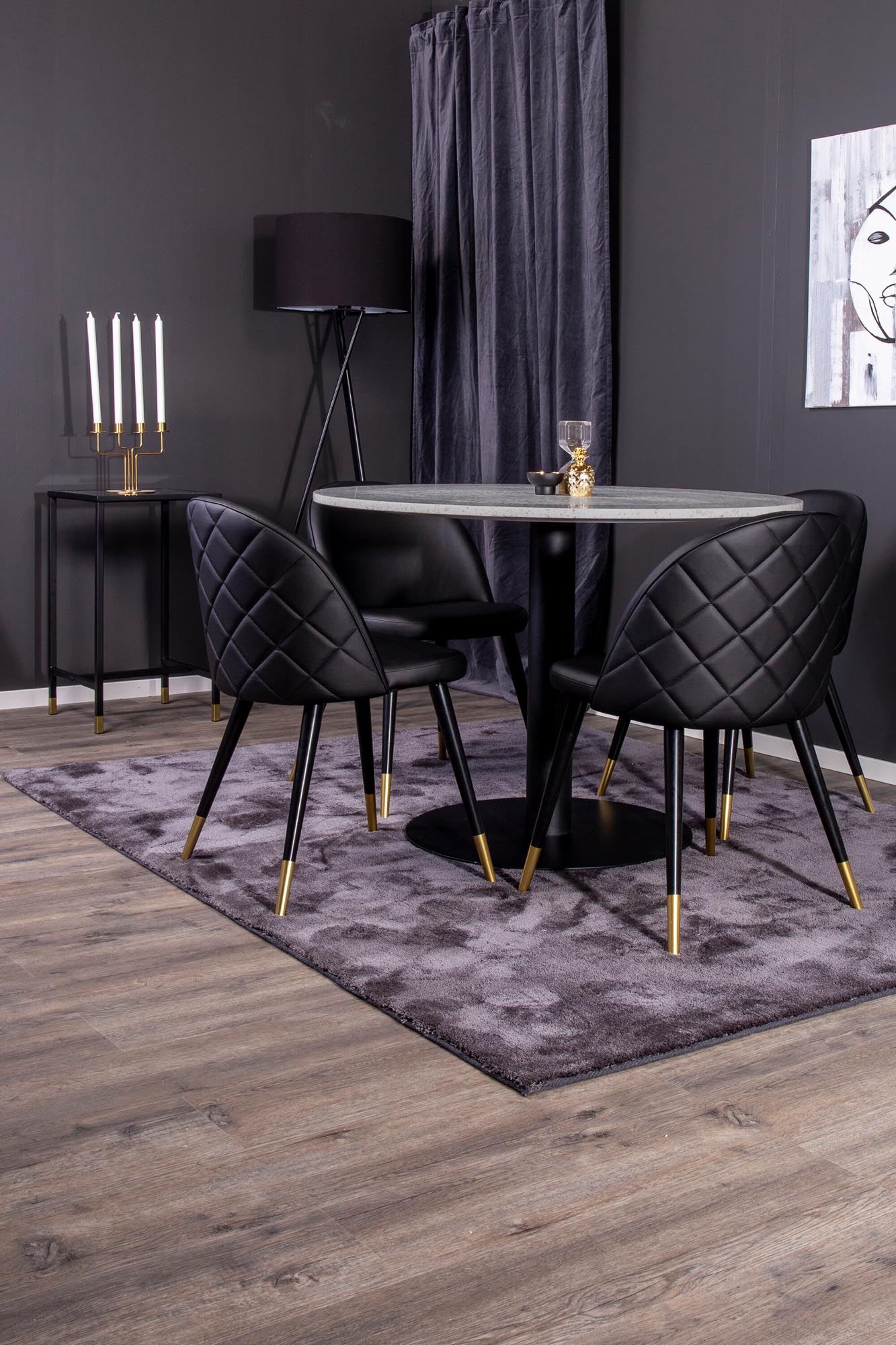 Entdecken Sie das Razzia Esszimmerset von Venture Home: moderner Esstisch ⌀106cm und stilvolle Velvet-Stühle für Komfort und Eleganz.