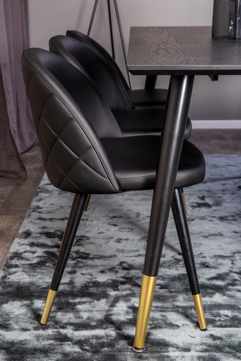 Dipp Esszimmerset + Velvet 180cm/6St. in Schwarz / Altrosa / Gold präsentiert im Onlineshop von KAQTU Design AG. Esszimmerset ist von Venture Home