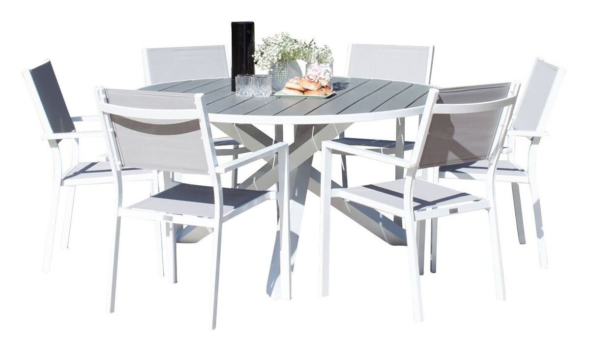 Rundes Outdoor-Tischset Parma, ⌀140 cm, mit sechs stapelbaren Copacabana-Stühlen aus Aintwood in Grau-Weiss, aufgestellt im Garten.