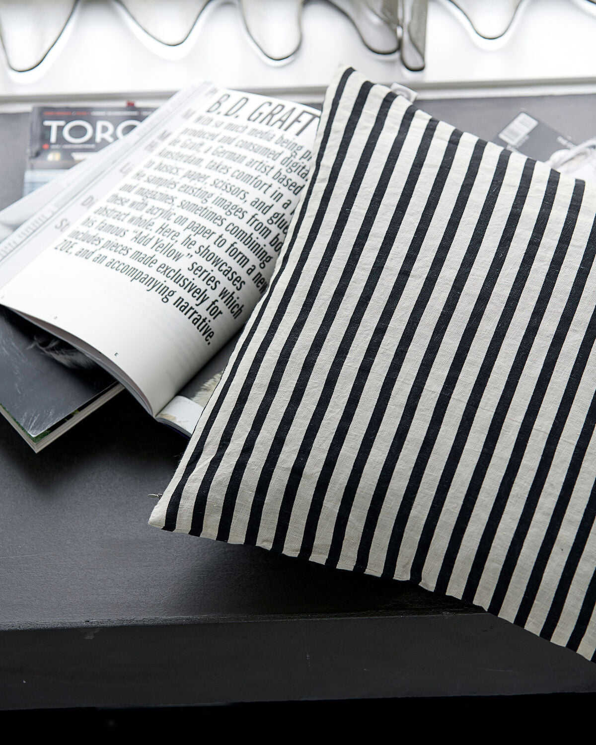 Kissenbezug, Stripe in Schwarz/Grau präsentiert im Onlineshop von KAQTU Design AG. Deko Kissenbezug ist von House Doctor