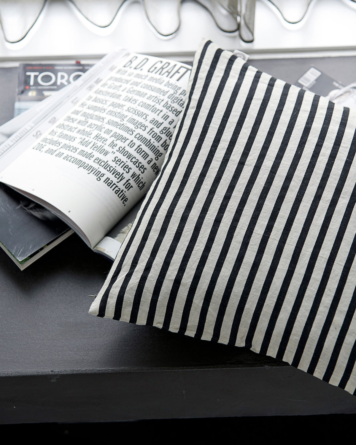 Kissenbezug, Stripe in Schwarz/Grau präsentiert im Onlineshop von KAQTU Design AG. Deko Kissenbezug ist von House Doctor