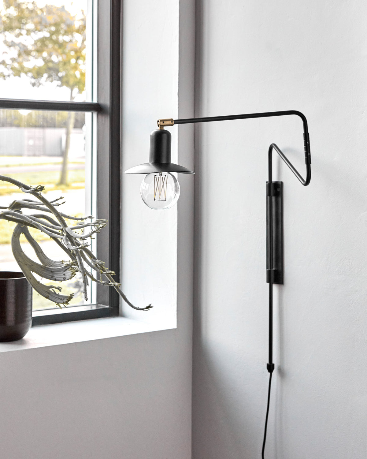 Wandleuchte, HDSwing, Schwarz in Schwarz präsentiert im Onlineshop von KAQTU Design AG. Wandleuchte ist von House Doctor