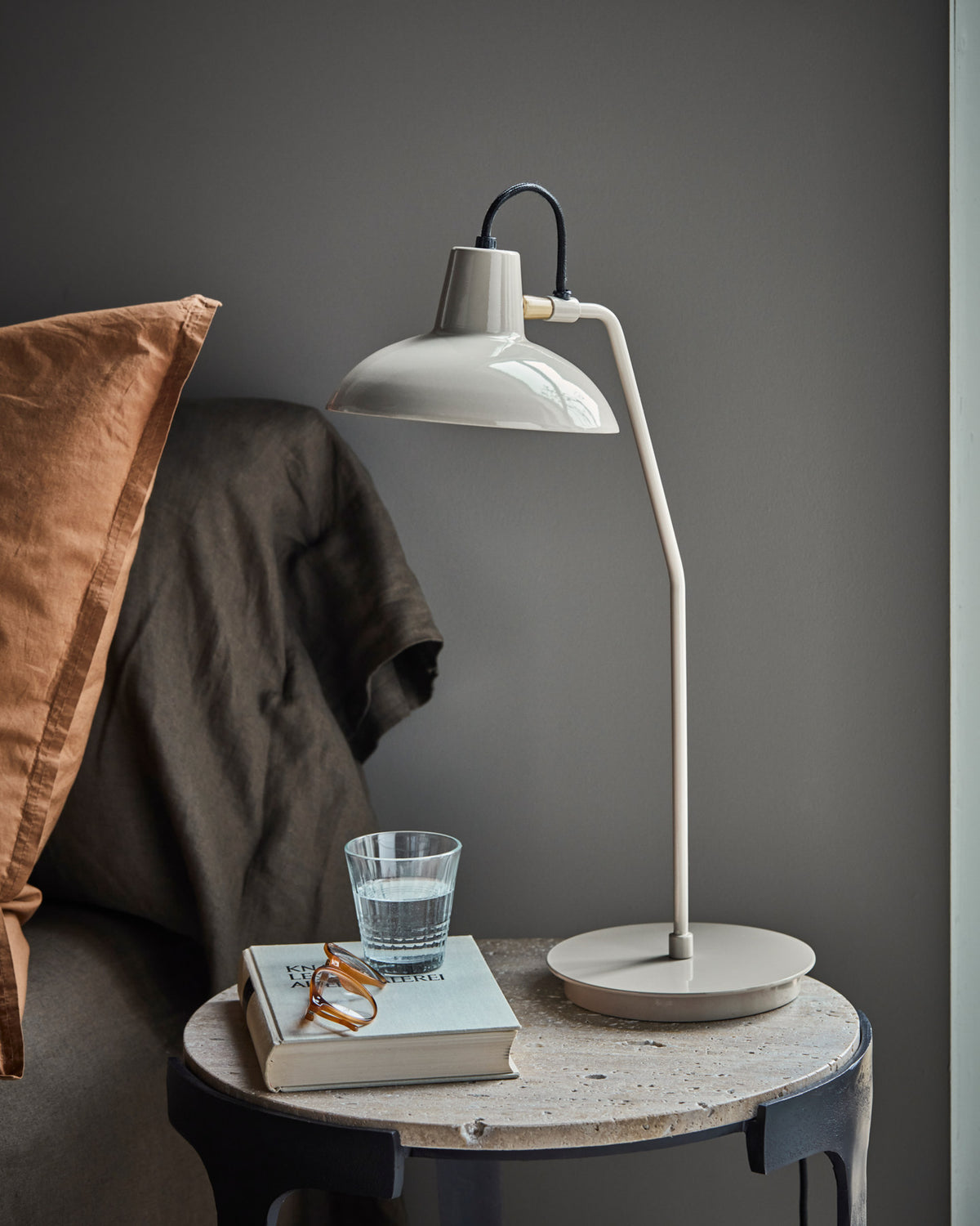 Schreibtischleuchte, HDDesk, Grau in Grau präsentiert im Onlineshop von KAQTU Design AG. Tischleuchte ist von House Doctor