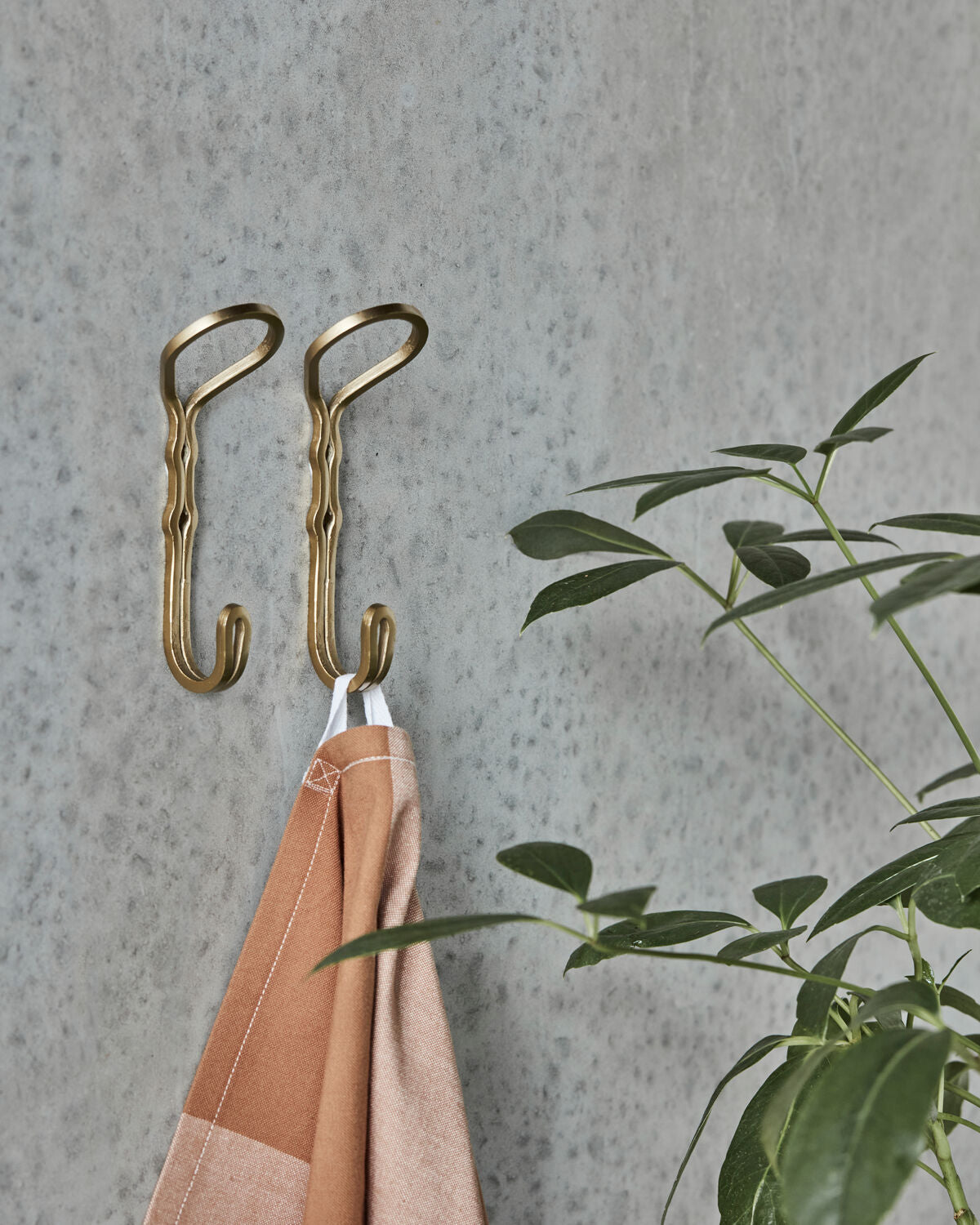 Haken, HDYra, Messing-finish in Messing-finish präsentiert im Onlineshop von KAQTU Design AG. Kleiderhaken ist von House Doctor
