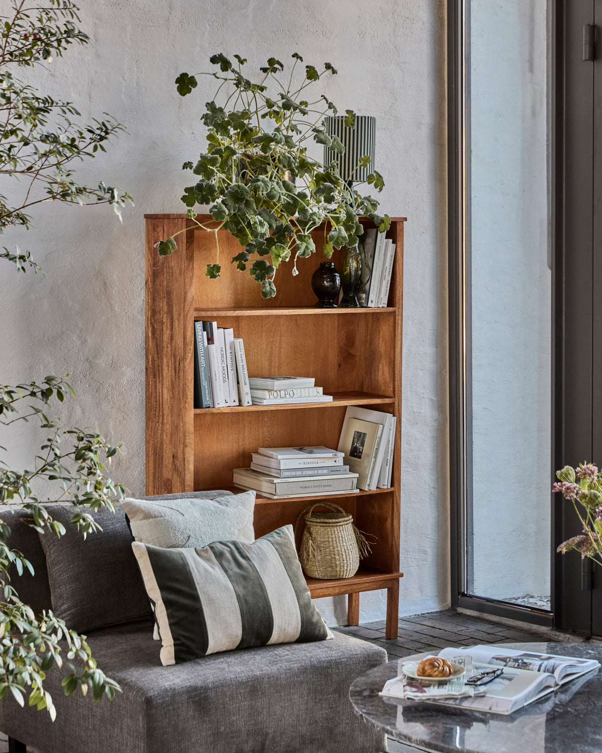 Braunes Holzregal HDBalance von House Doctor mit gerillten Seitenwänden, Mangobaum