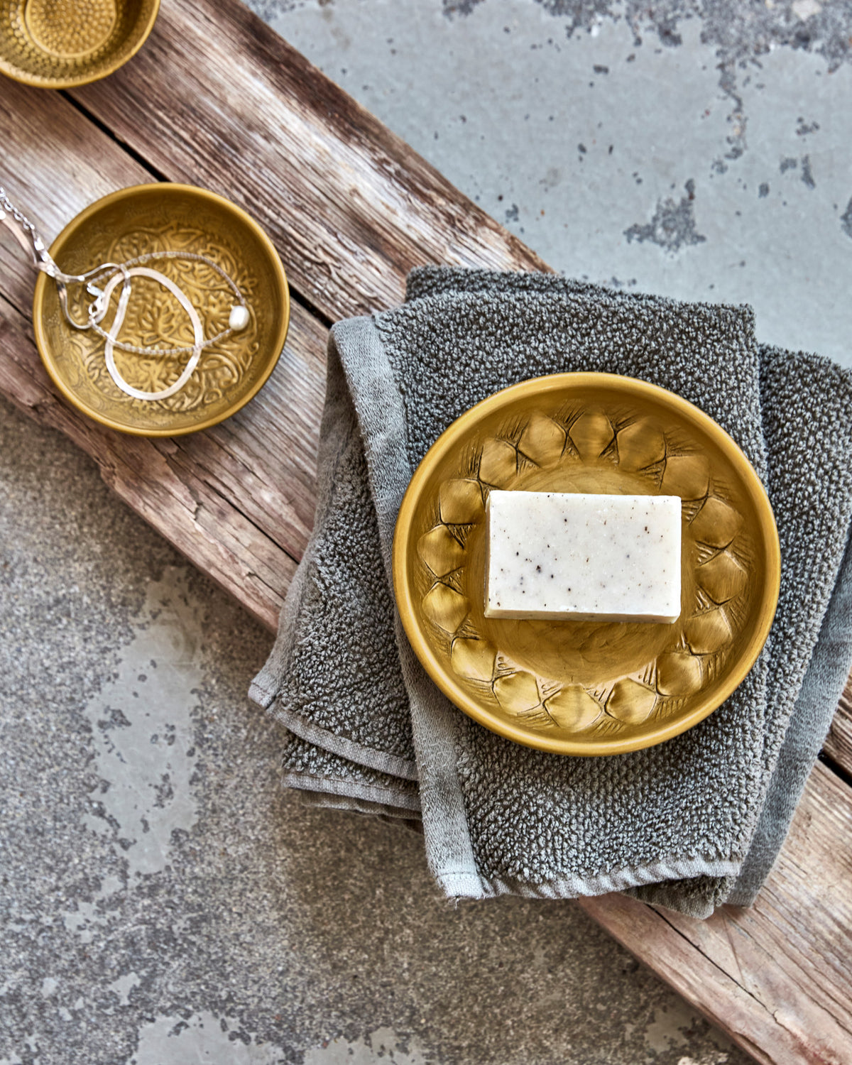 Schüssel, HDUna, Gold in Gold präsentiert im Onlineshop von KAQTU Design AG. Tablett ist von House Doctor