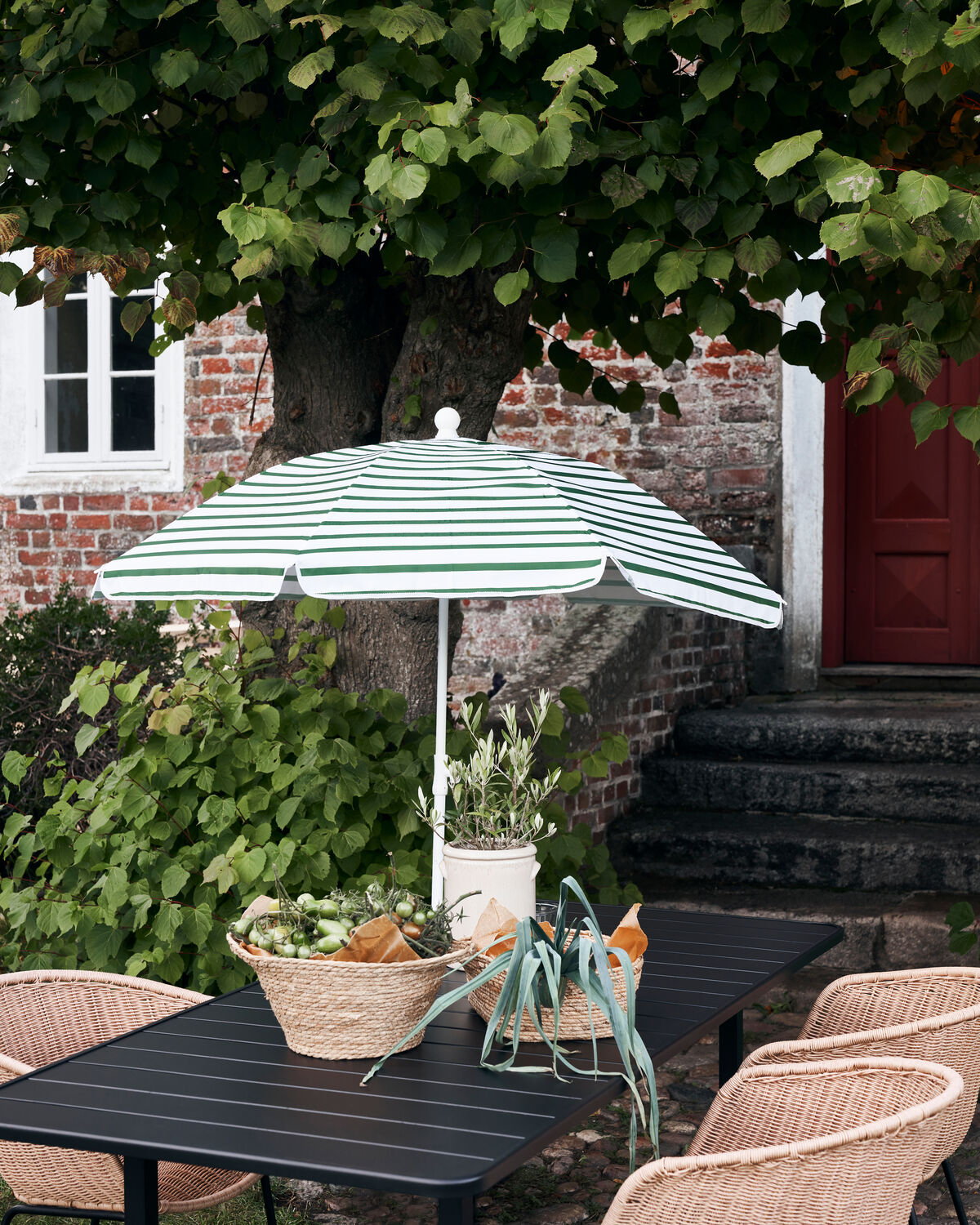 Strand-/Gartenschirm, Oktogon in Grün / Weiss präsentiert im Onlineshop von KAQTU Design AG. Sonnenschirm ist von House Doctor