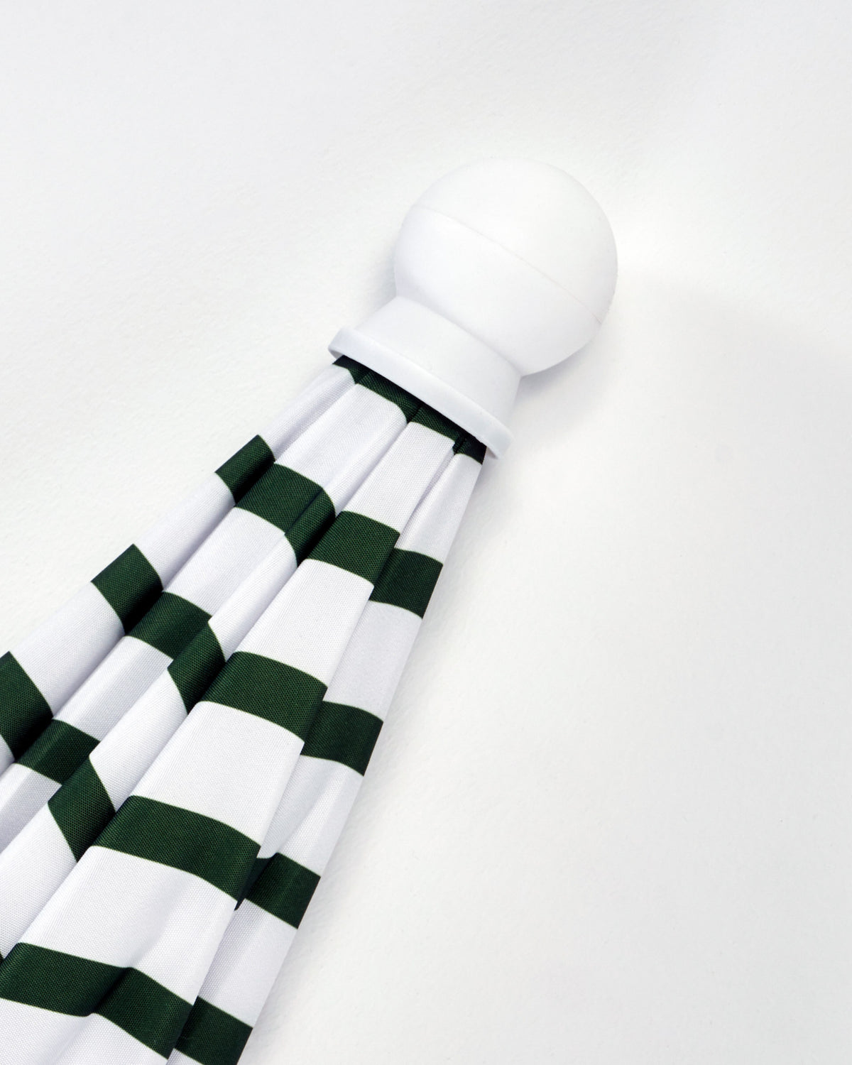 Strand-/Gartenschirm, Oktogon in Grün / Weiss präsentiert im Onlineshop von KAQTU Design AG. Sonnenschirm ist von House Doctor