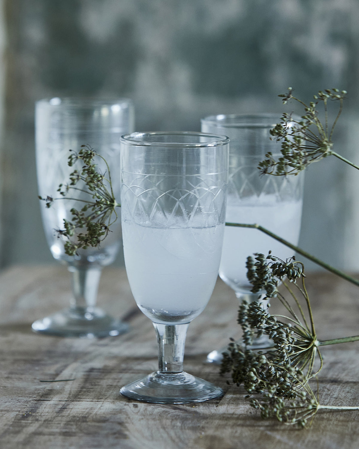 Transparentes Bierglas Vintage aus Glas mit feinem Muster und kurzem Stiel