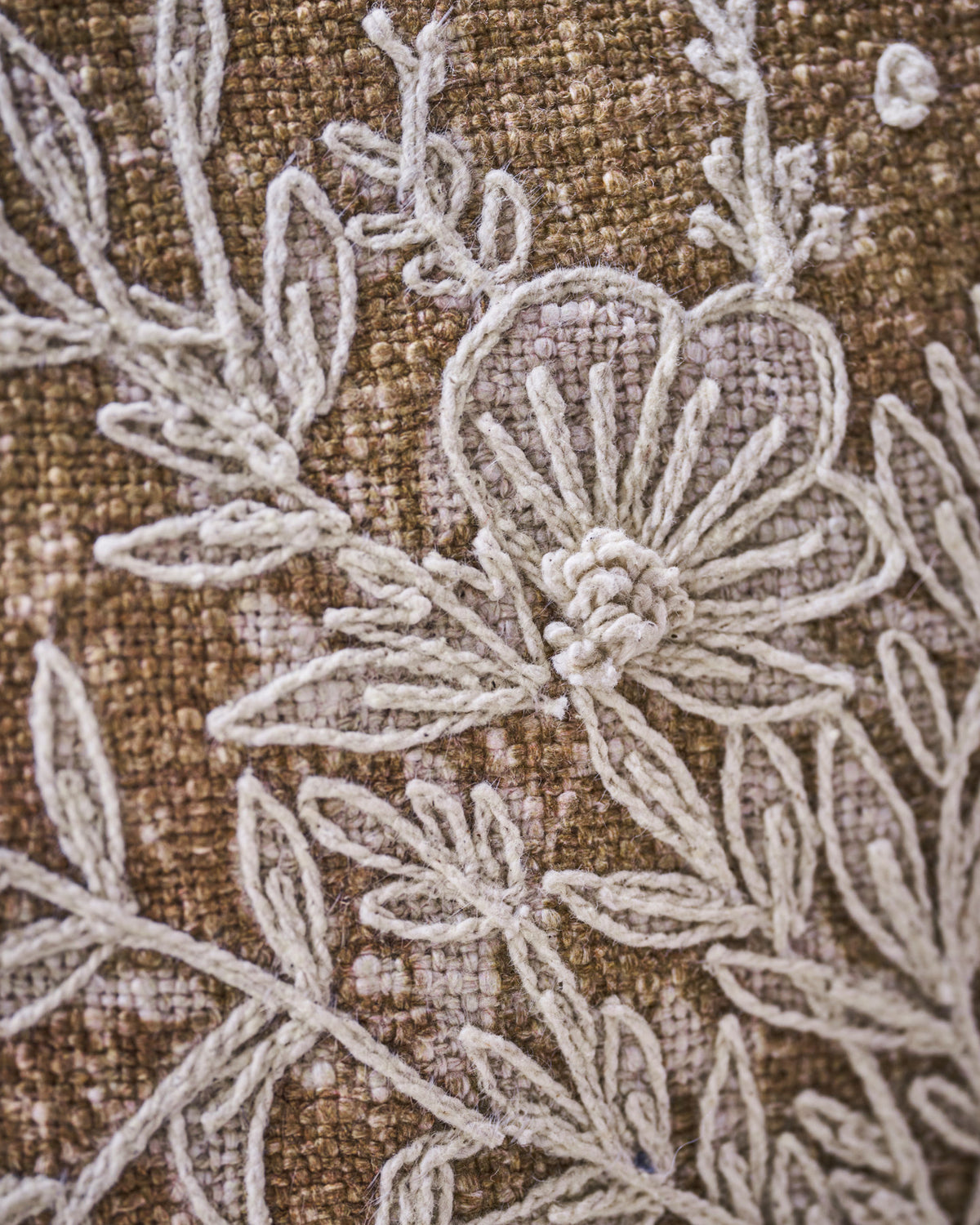 Camelfarbener Kissenbezug HDMuli aus Baumwolle mit heller Blumenstickerei aus Organza