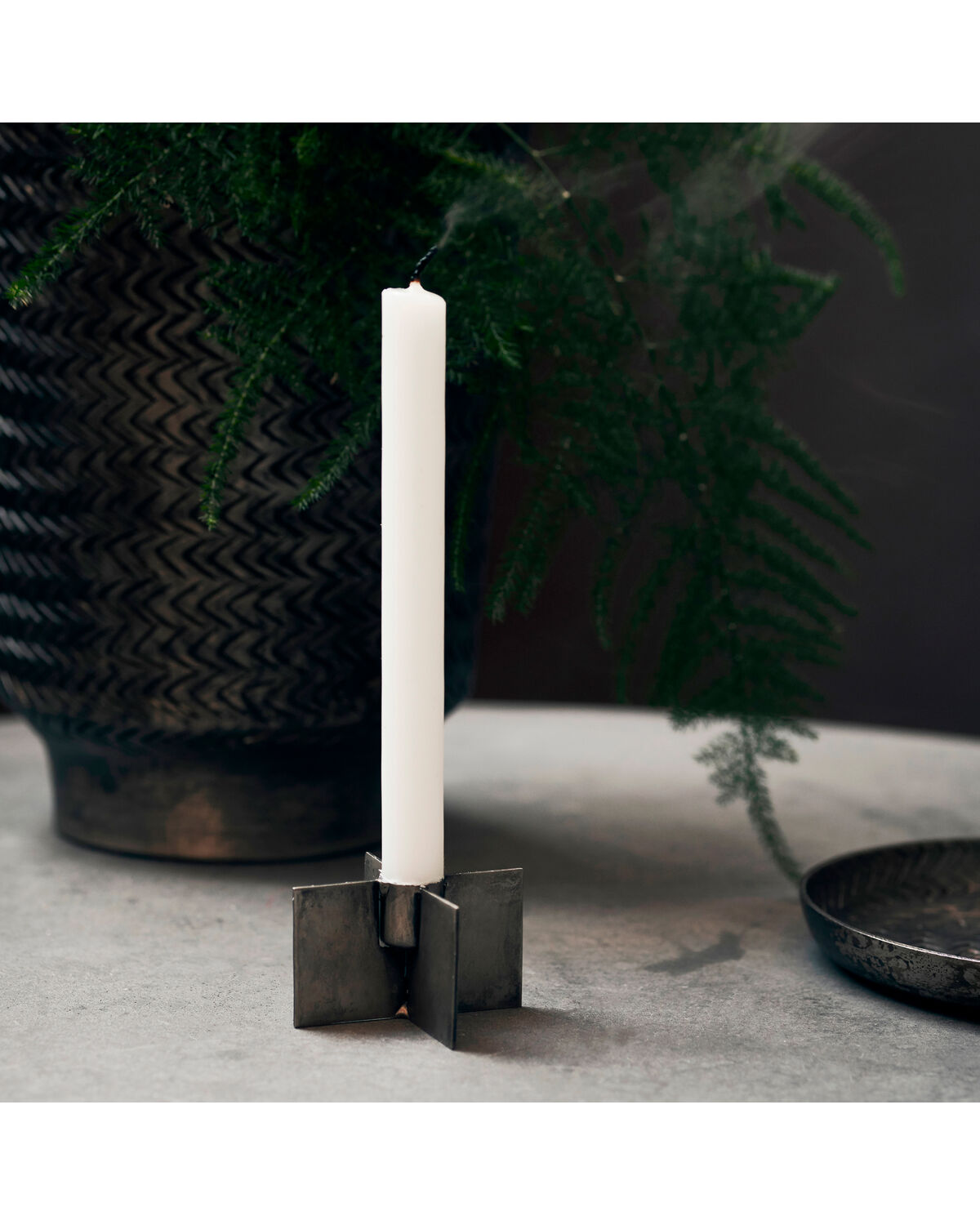 Eleganter Kerzenständer "Wing" aus rohem Eisen, ideal für stimmungsvolle Beleuchtung und moderne Einrichtung. Perfekt für jedes Zuhause.
