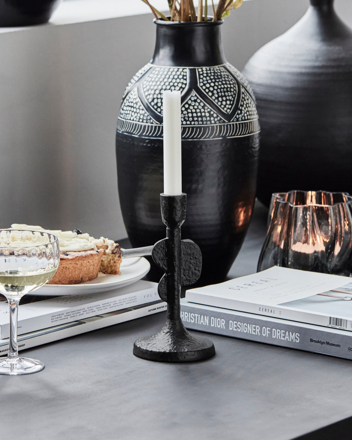 Kerzenständer, HDDonna, Schwarz in Schwarz präsentiert im Onlineshop von KAQTU Design AG. Kerzenständer ist von House Doctor