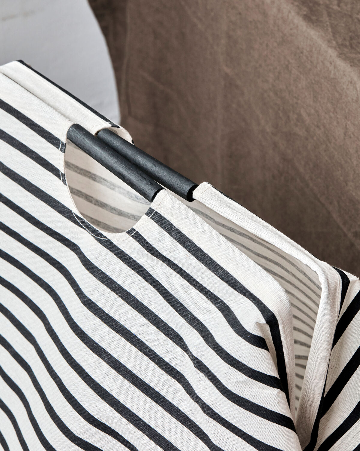 Wäschesack, HDstripes, Schwarz/Weiß in Schwarz/Weiß präsentiert im Onlineshop von KAQTU Design AG. Wäschekorb ist von House Doctor