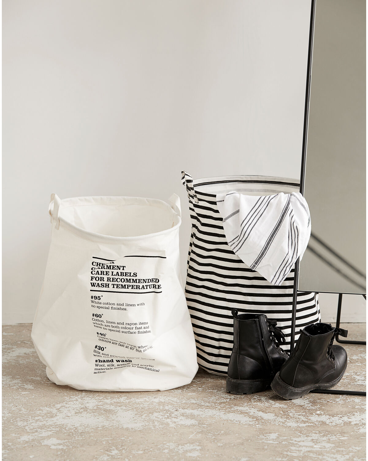Wäschesack, Stripes in Schwarz / Weiss präsentiert im Onlineshop von KAQTU Design AG. Wäschekorb ist von House Doctor