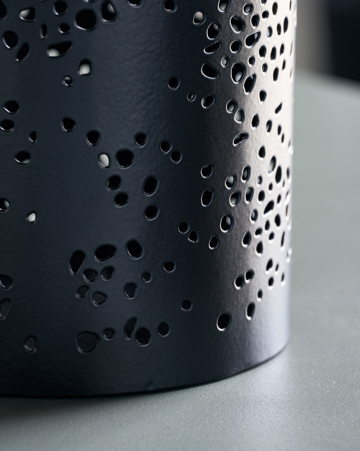 Teelichthalter, HDRando, Schwarz in Schwarz präsentiert im Onlineshop von KAQTU Design AG. Kerzenständer ist von House Doctor