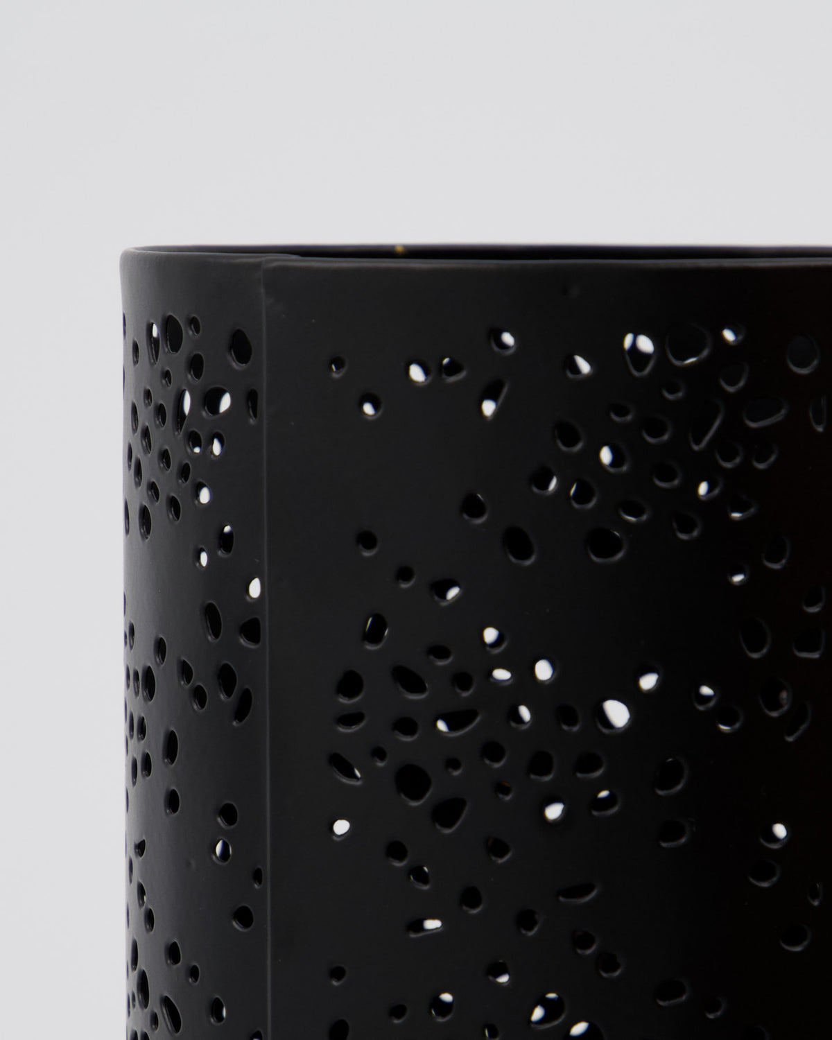 Teelichthalter, HDRando, Schwarz in Schwarz präsentiert im Onlineshop von KAQTU Design AG. Kerzenständer ist von House Doctor