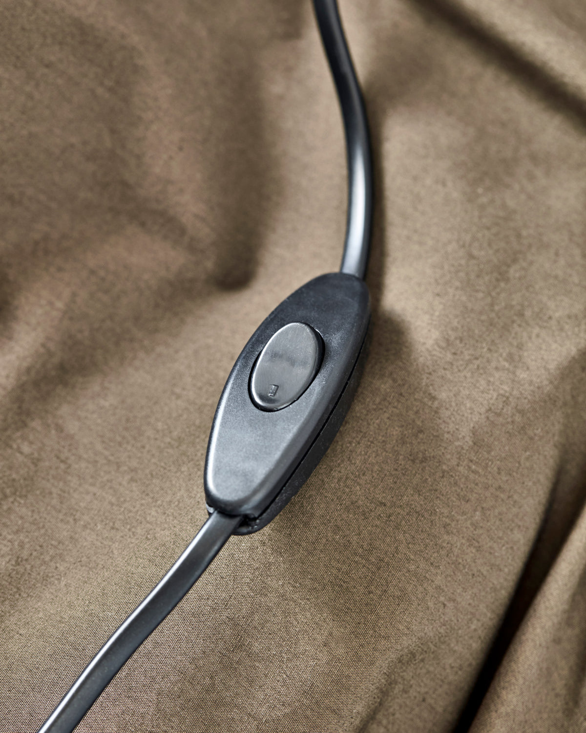 Wandleuchte Precise aus Eisen mit Messingzubehör, Industrial-Stil, Kabel mit Schalter