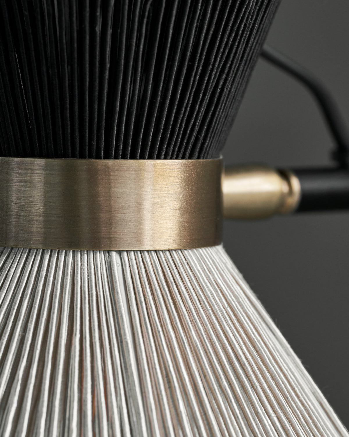 Schwarze Stehleuchte HDCord mit Fadenschirm aus Polyester auf schlankem Eisengestell
