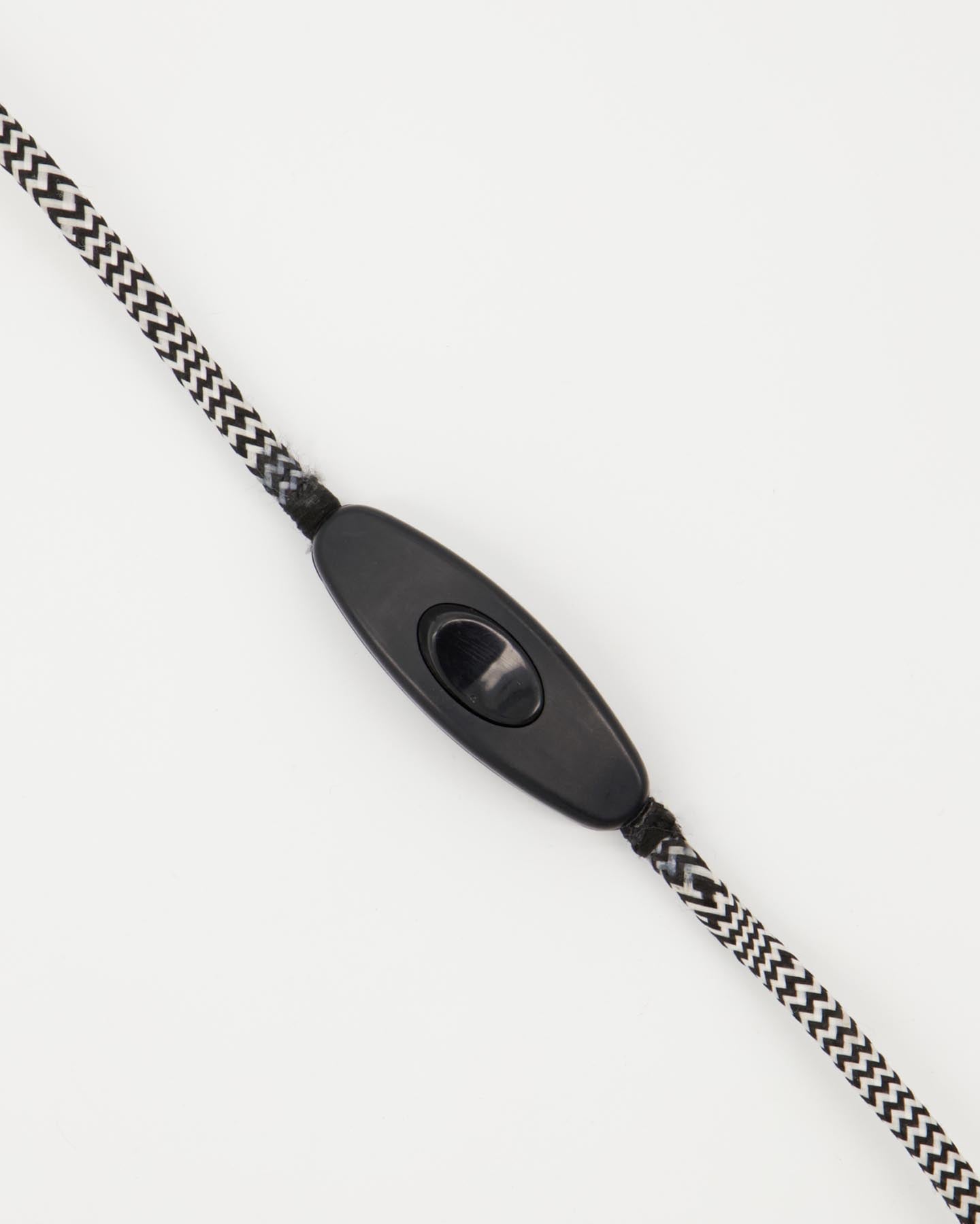 Die HDTulip Tischleuchte von House Doctor kombiniert stilvolles Design mit Funktionalität. Ihr elegantes Silber-Finish und die tulpenförmige Form setzen besondere Akzente in jedem Raum.
