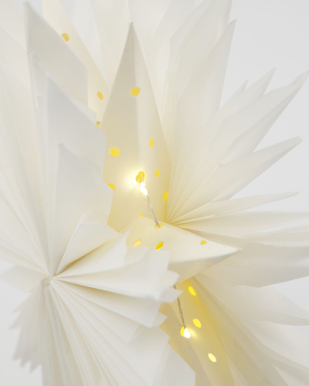 Top star w. LED, HDGant, Weiß;Messing-finish in Weiß, Messing-finish präsentiert im Onlineshop von KAQTU Design AG. Aufbewahrungskorb ist von House Doctor