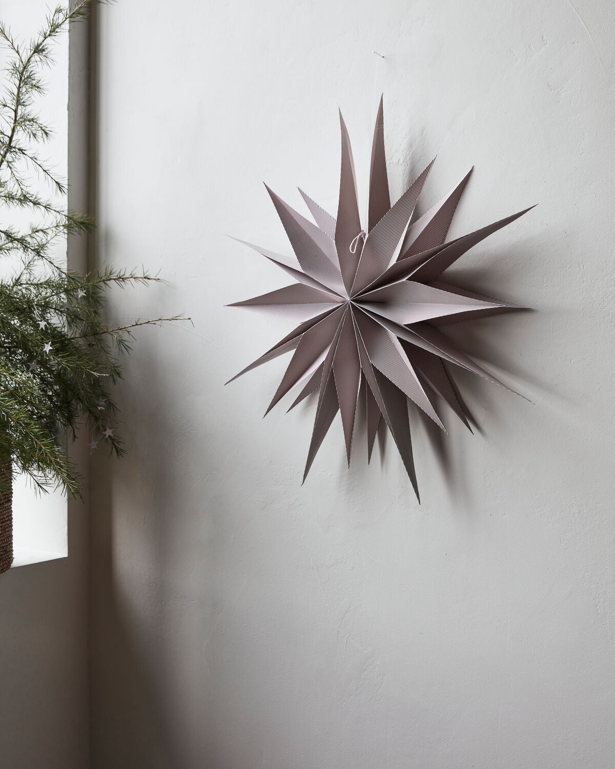 Stern, Capella gebrannt in Rot gebrannt/Weiß präsentiert im Onlineshop von KAQTU Design AG. Weihnachtszubehör ist von House Doctor