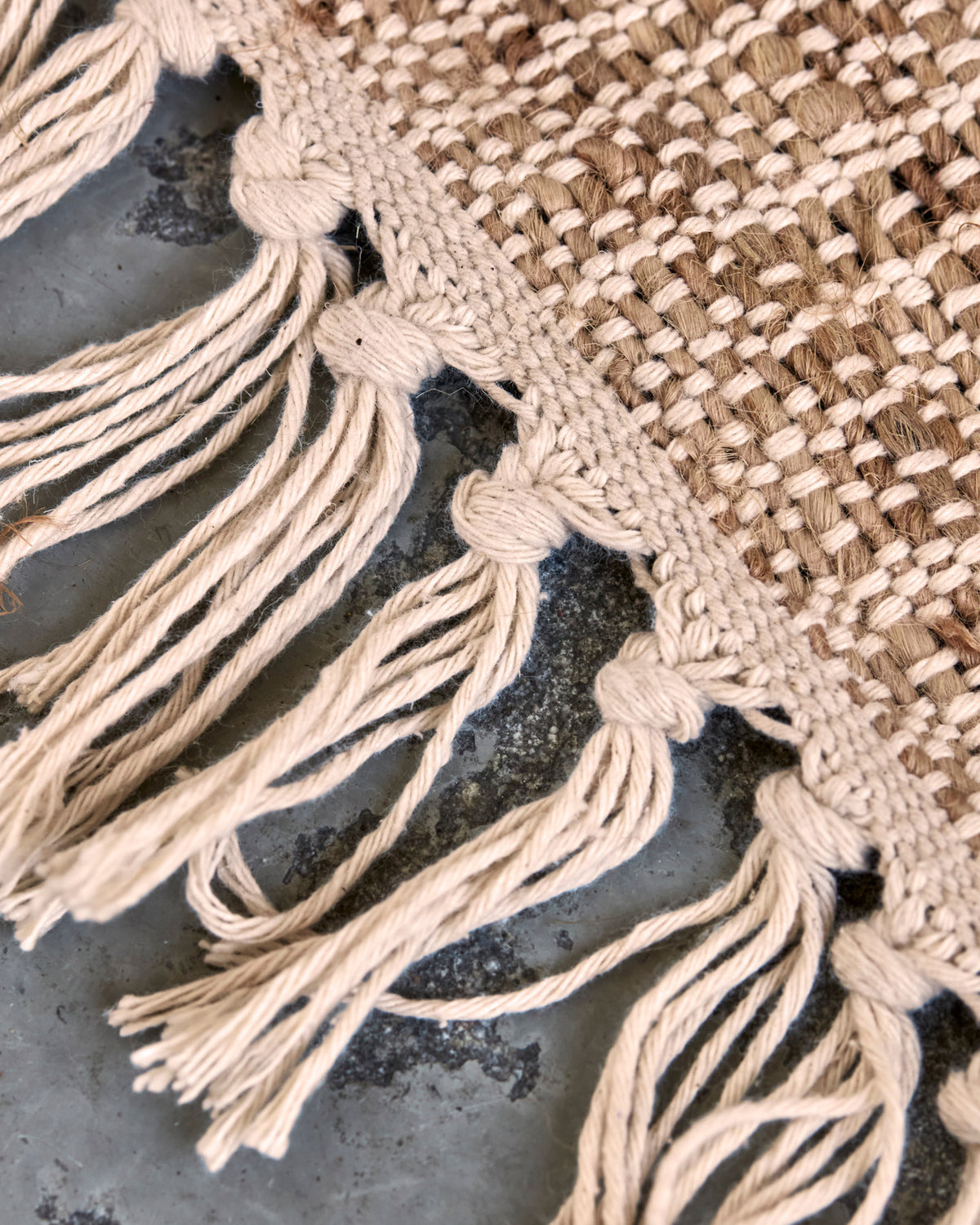 Teppich HDRostro aus Wolle, Jute und Baumwolle in Natur mit Off-White Muster und Fransen