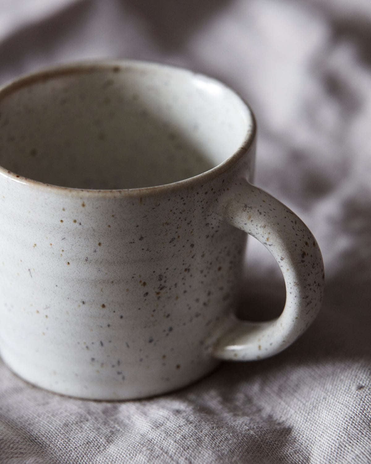 Tasse, Pion in Grau/ weiss präsentiert im Onlineshop von KAQTU Design AG. Espressotassen ist von House Doctor