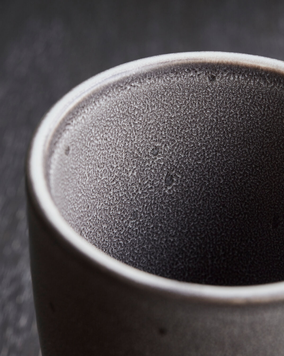 Thermobecher, Liss in Dunkelgrau präsentiert im Onlineshop von KAQTU Design AG. Tasse ist von House Doctor