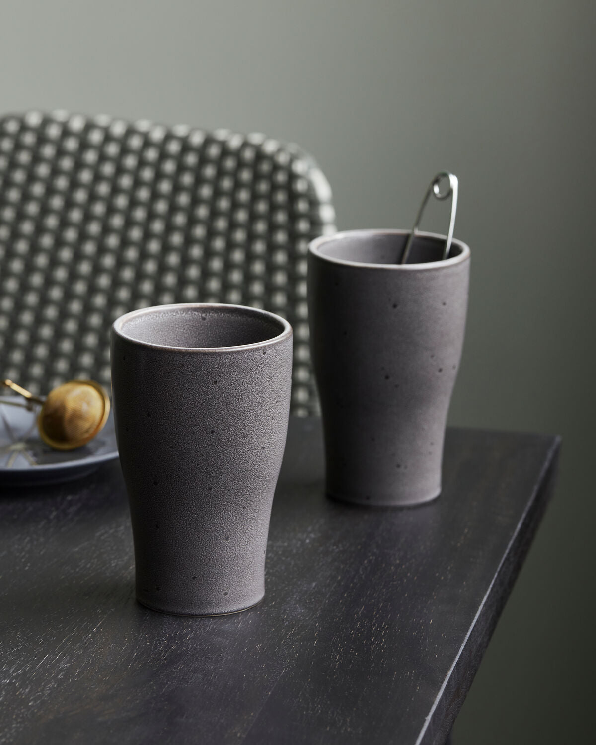 Thermobecher, Liss in Dunkelgrau präsentiert im Onlineshop von KAQTU Design AG. Tasse ist von House Doctor