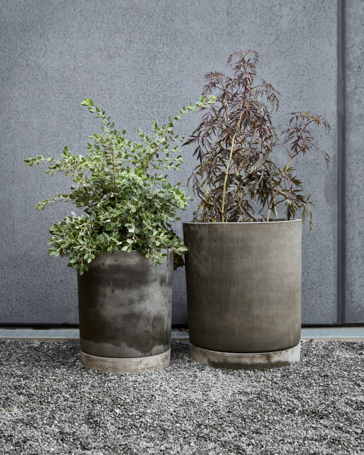 Blumentopf mit Untersetzer, Hook in Hellgrau präsentiert im Onlineshop von KAQTU Design AG. Pflanzentopf Outdoor ist von House Doctor
