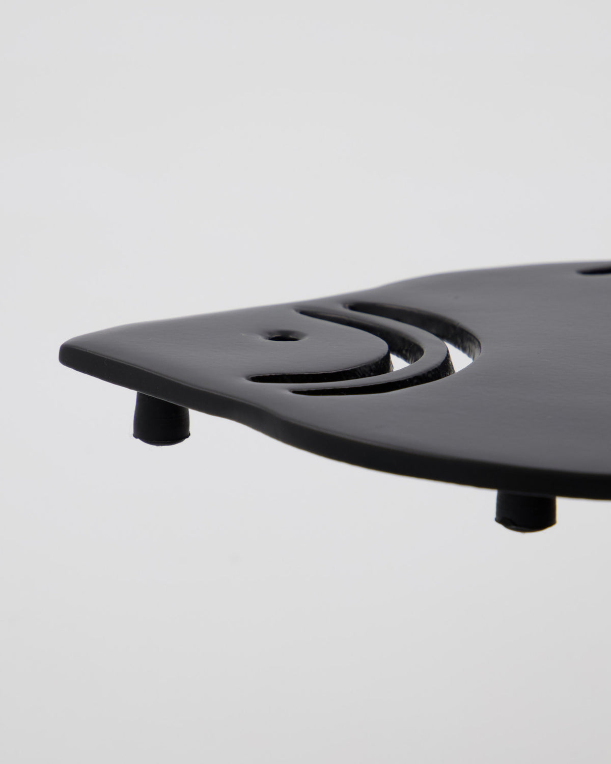 Untersetzer, HDViro, Schwarz in Schwarz präsentiert im Onlineshop von KAQTU Design AG. Pfannenuntersetzer ist von House Doctor
