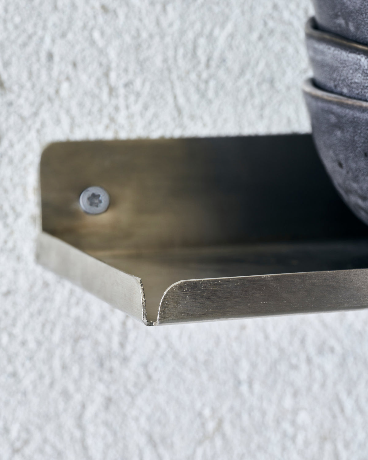 Wandregal HDLedge von House Doctor aus Eisen mit gebürstetem Silber-Finish, schmale Form mit kleiner Kante am Rand zur Ablage von Gegenständen.