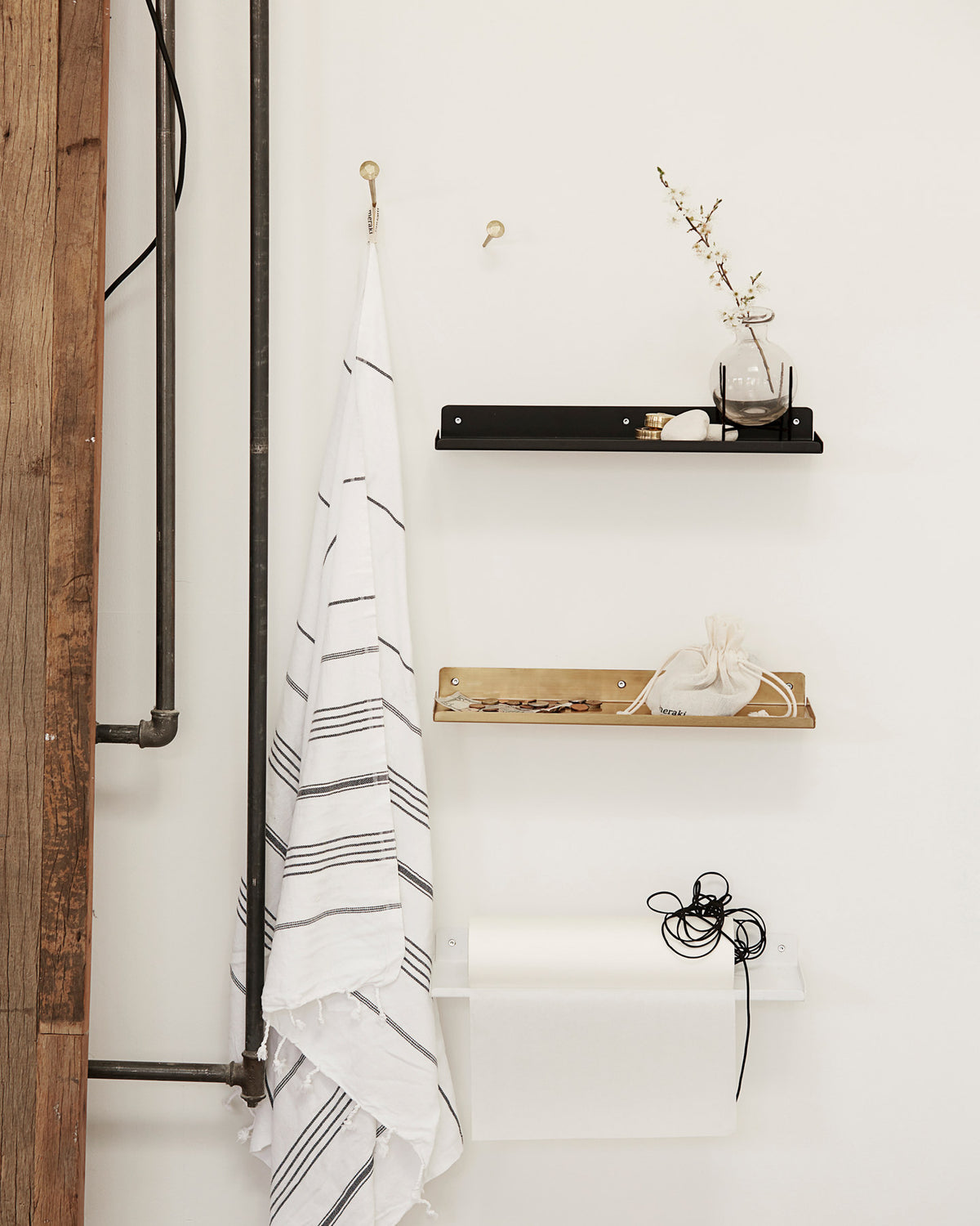 Regal, Ledge in Messing präsentiert im Onlineshop von KAQTU Design AG. Wandregal ist von House Doctor