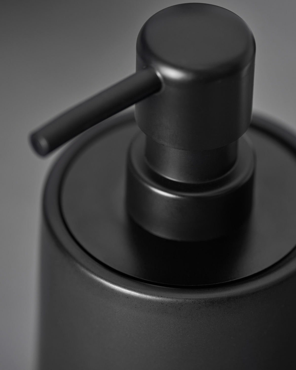 Seifenspender, HDEdga, Schwarz in Schwarz präsentiert im Onlineshop von KAQTU Design AG. Badzubehör ist von House Doctor