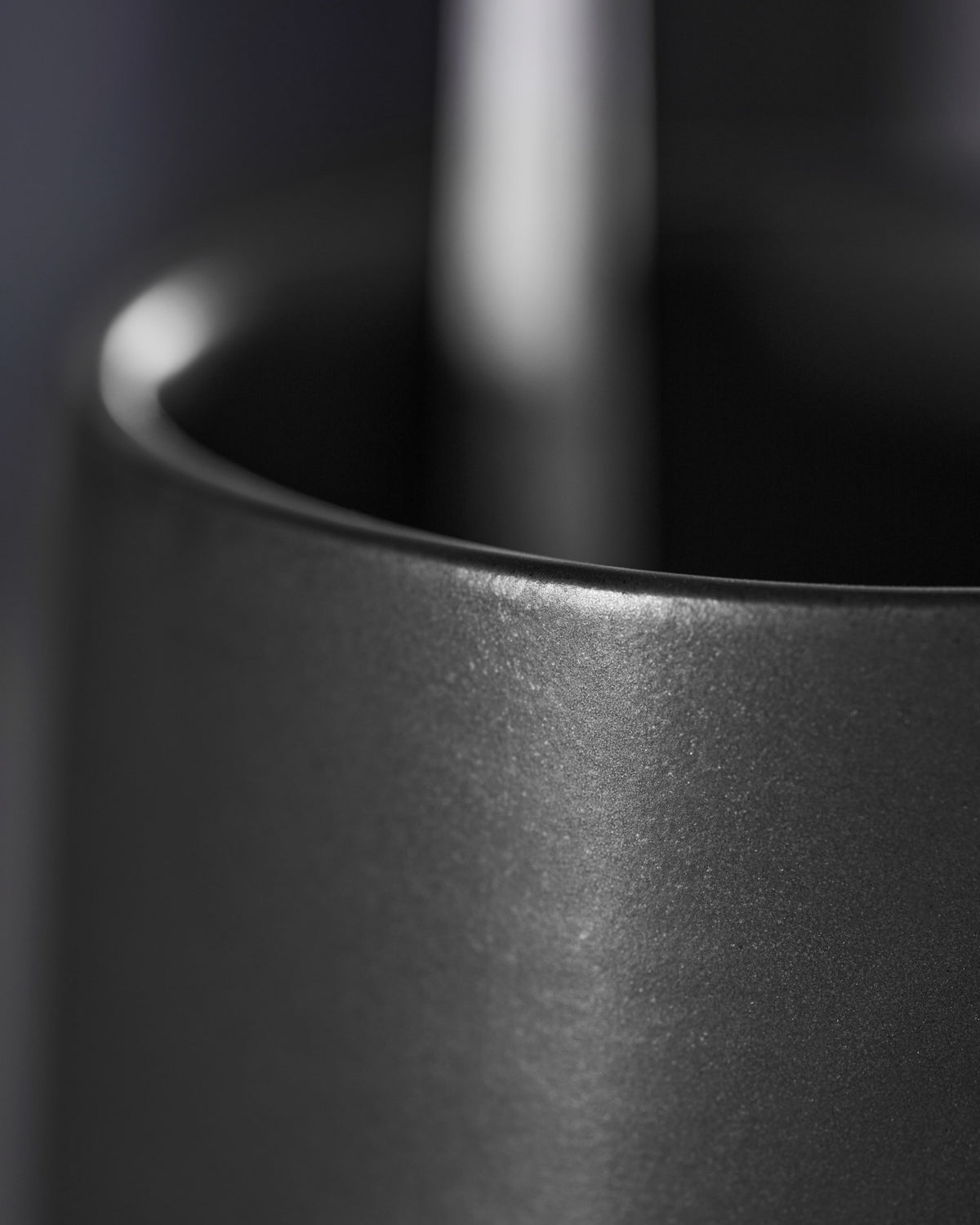 Zahnputzbecher, HDEdga, Schwarz in Schwarz präsentiert im Onlineshop von KAQTU Design AG. Badzubehör ist von House Doctor