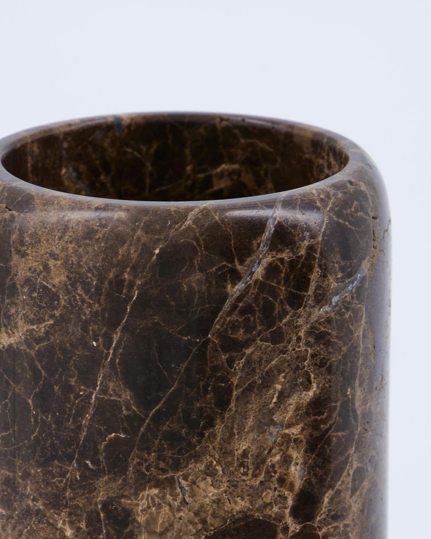 Entdecken Sie den Zahnputzbecher HDAble von House Doctor – ein elegantes Accessoire aus braunem Marmor, das Stil und Funktionalität vereint.