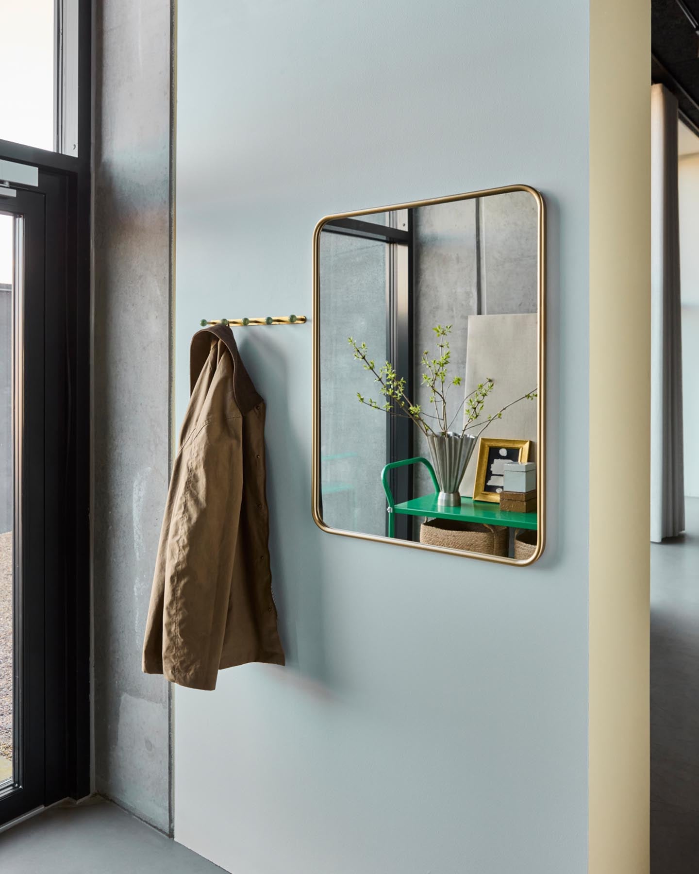 Entdecken Sie den HDMirror Gold von House Doctor – ein stilvoller Spiegel mit edler goldfarbener Umrandung, der jedem Raum Eleganz verleiht.