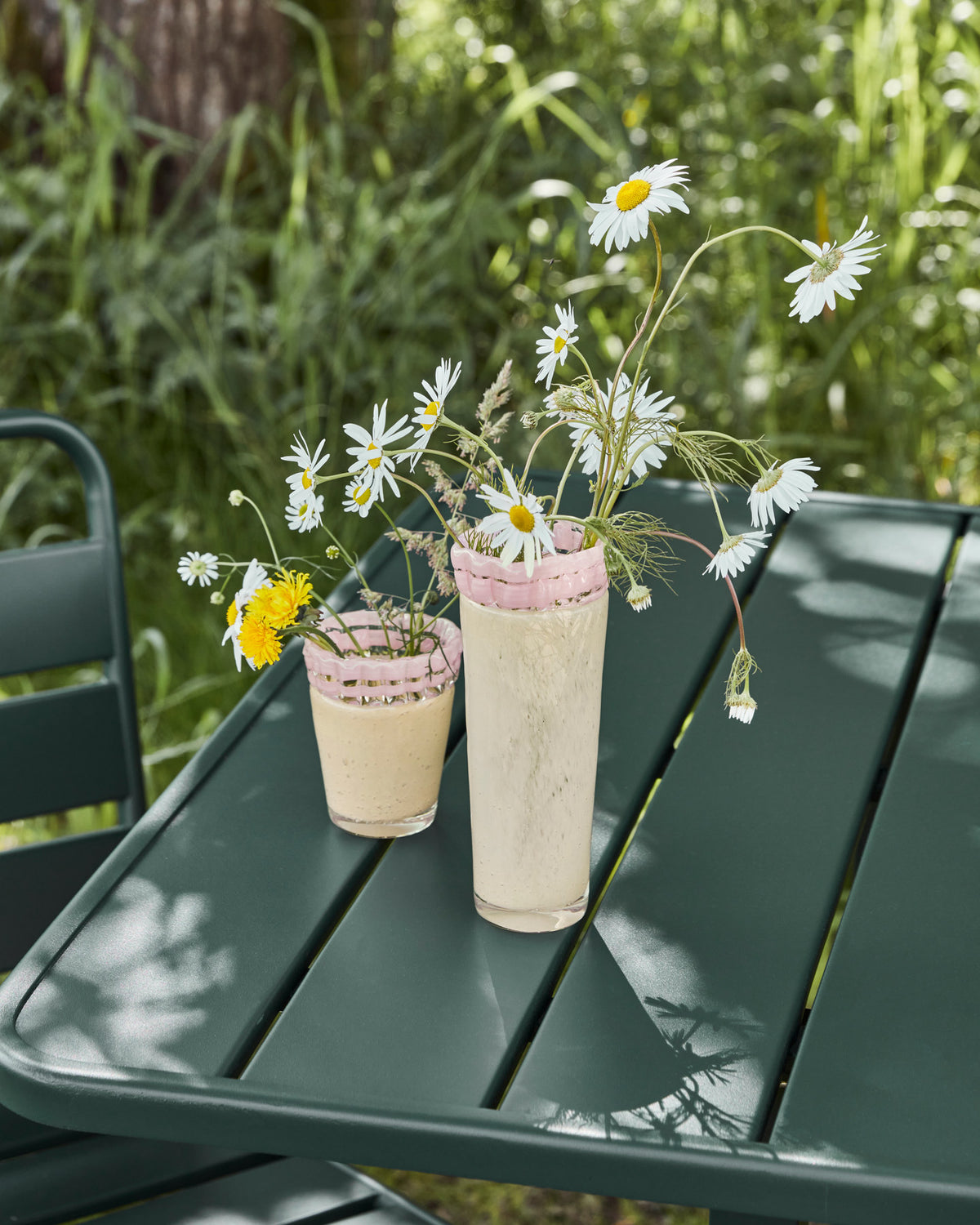 Beige Glasvase HDKupla mit geschwungenem rosa Rand und Blasenstruktur