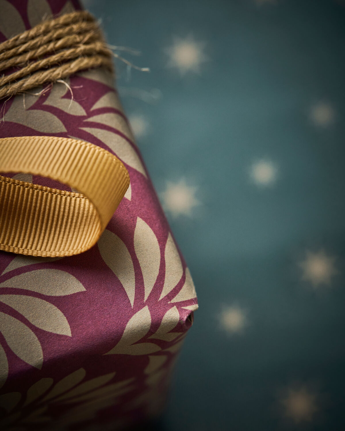 Geschenkpapier, HDRaft, Bunt in Bunt präsentiert im Onlineshop von KAQTU Design AG. Weihnachtsgeschenkpapier ist von House Doctor