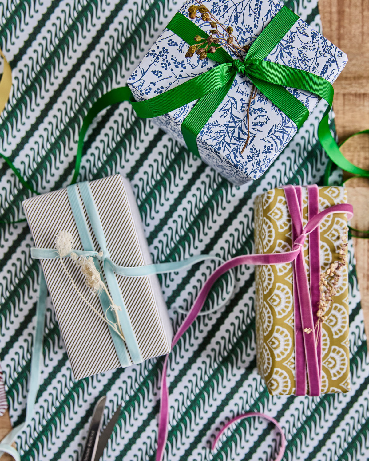 Drei Rollen Geschenkpapier HDWrap in Bunt mit unterschiedlichen Mustern, aus Papier