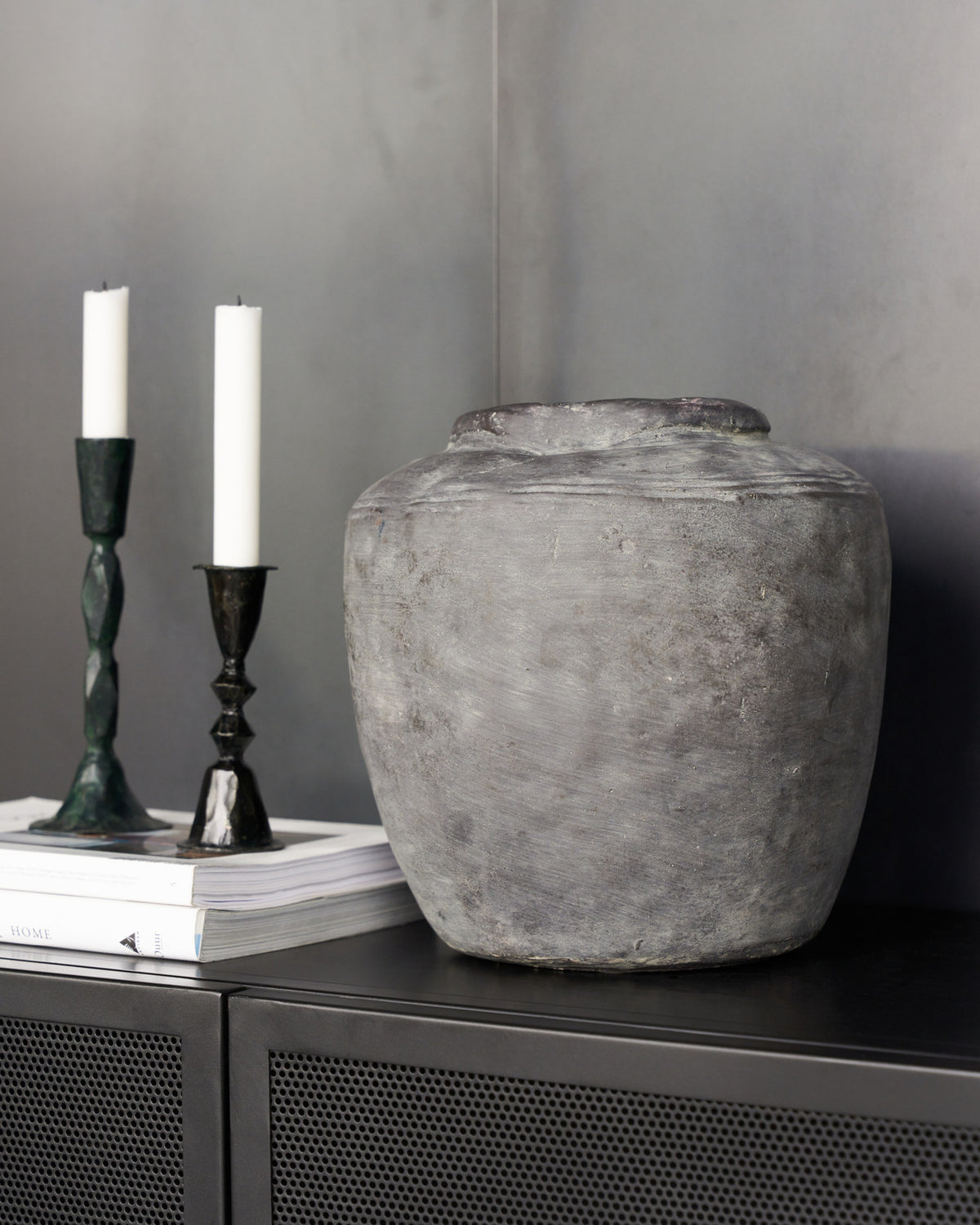 Vase Rustik aus Beton mit rustikaler Oberfläche in der Farbe Beton