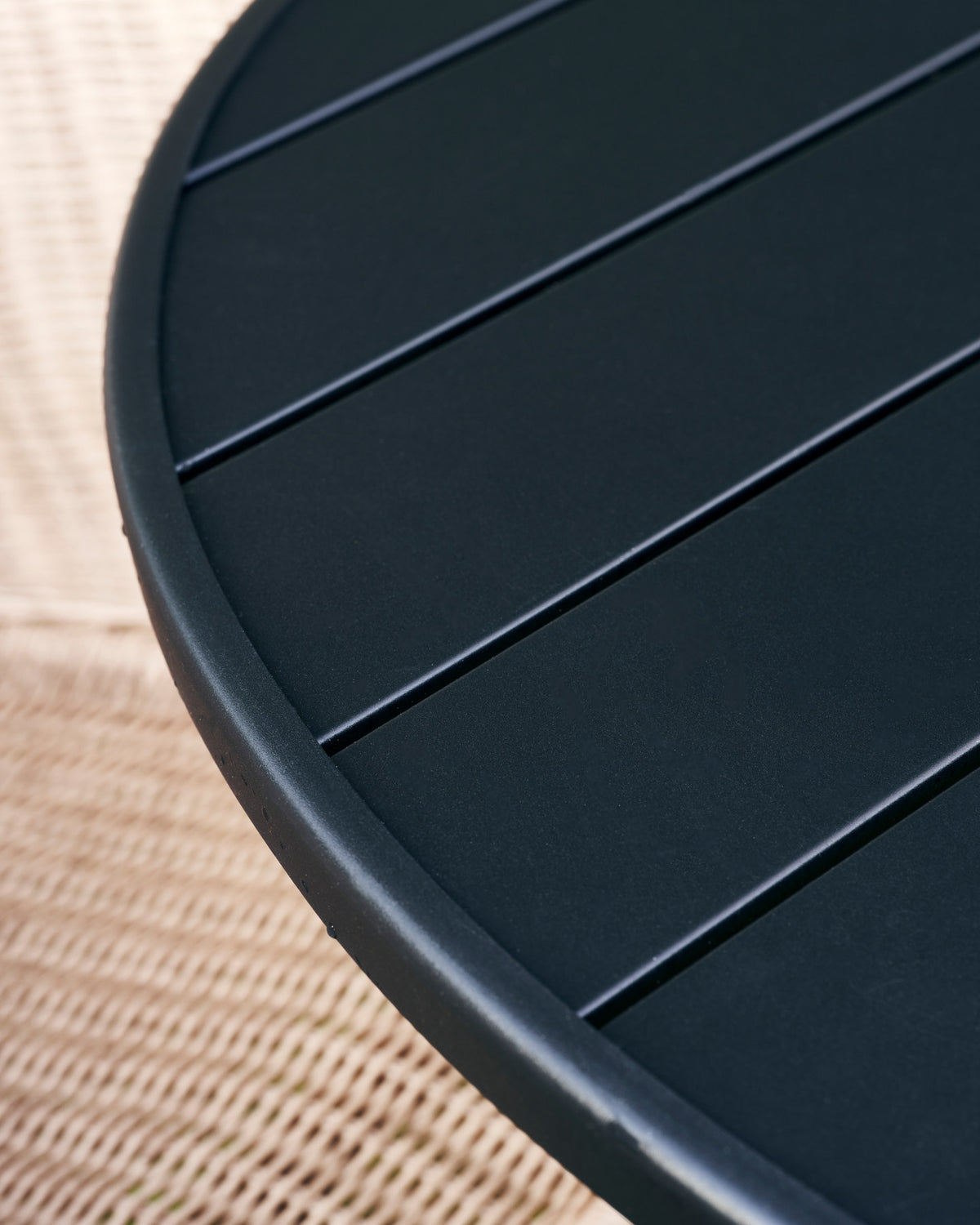Tisch, Helo rund in Schwarz präsentiert im Onlineshop von KAQTU Design AG. Gartentisch ist von House Doctor