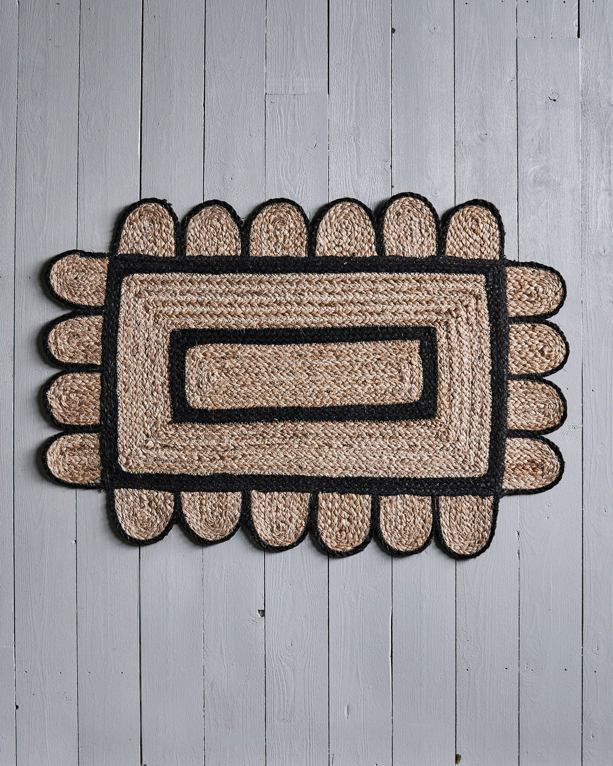 Teppich HDDenta aus Jute in Natur mit schwarzem Grafikmuster und geschwungenen Kanten
