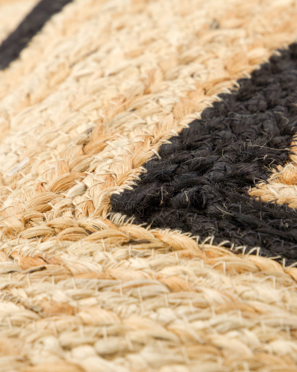 Teppich HDDenta aus Jute in Natur mit schwarzem Grafikmuster und geschwungenen Kanten
