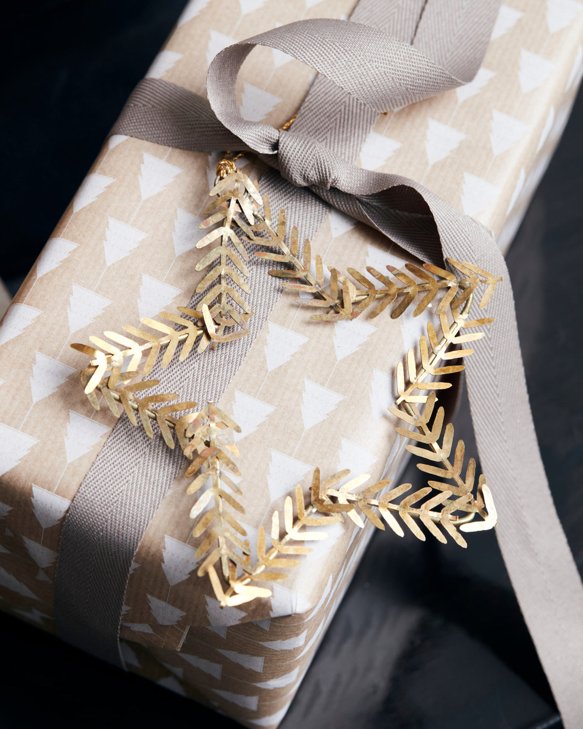 Ornament, Lamet in Messing präsentiert im Onlineshop von KAQTU Design AG. Weihnachtszubehör ist von House Doctor