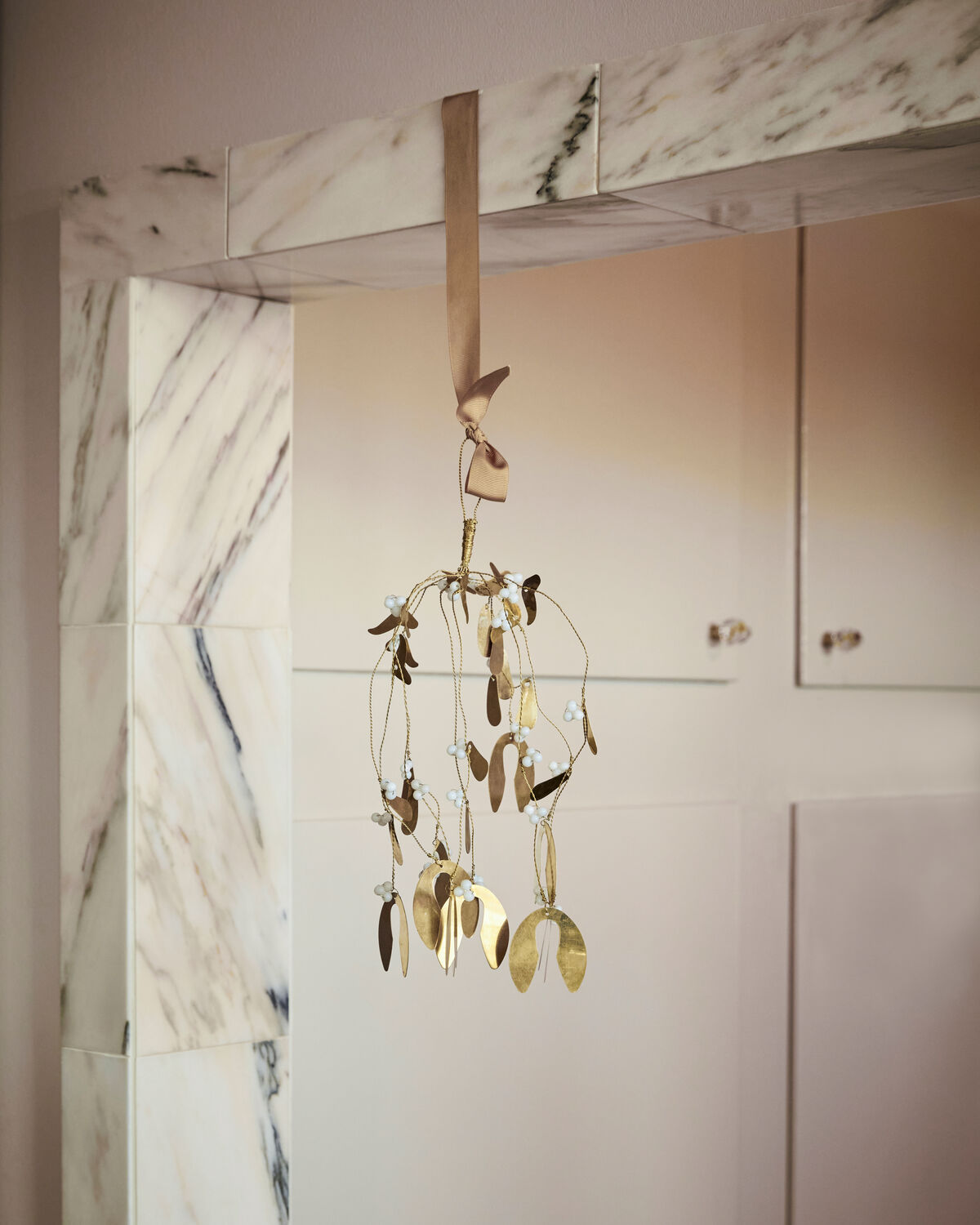 Ornament, HDMistletoe, Messing-finish in Messing-finish präsentiert im Onlineshop von KAQTU Design AG. Weihnachtsdekoration ist von House Doctor