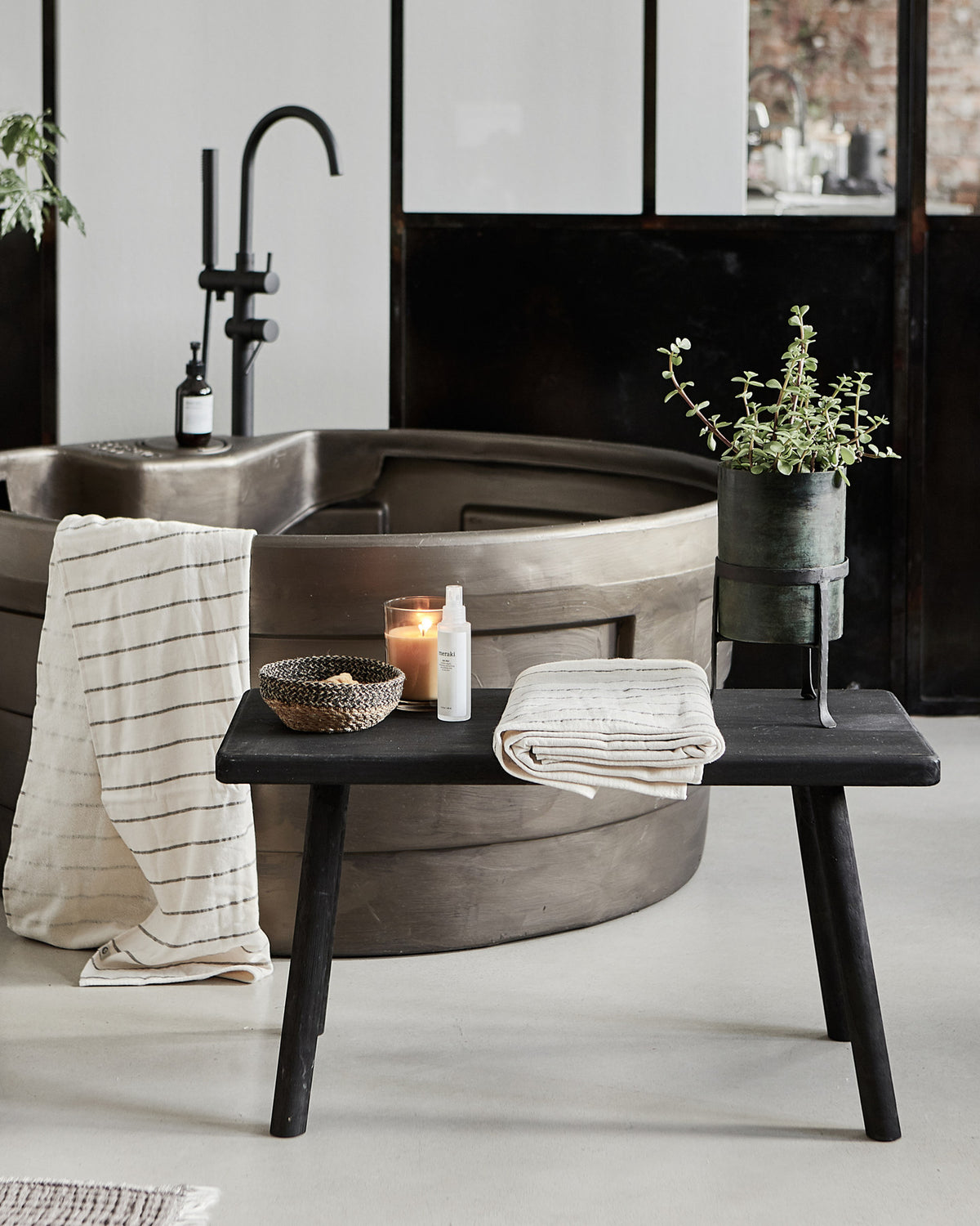 Bank, Nadi in Schwarz präsentiert im Onlineshop von KAQTU Design AG. Sitzbank ist von House Doctor