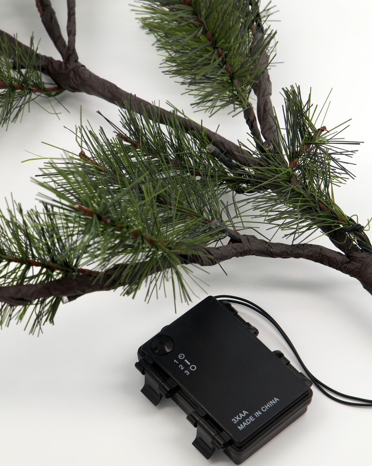 Eleganter Weihnachtszweig aus HDPeuce, perfekt für kreative Dekorationen und um eine festliche Atmosphäre zu zaubern.
